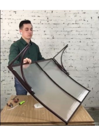 Козырек над крыльцом из металла.